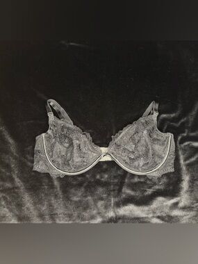 Victoria's Secret Lace Underwire Bra in Black